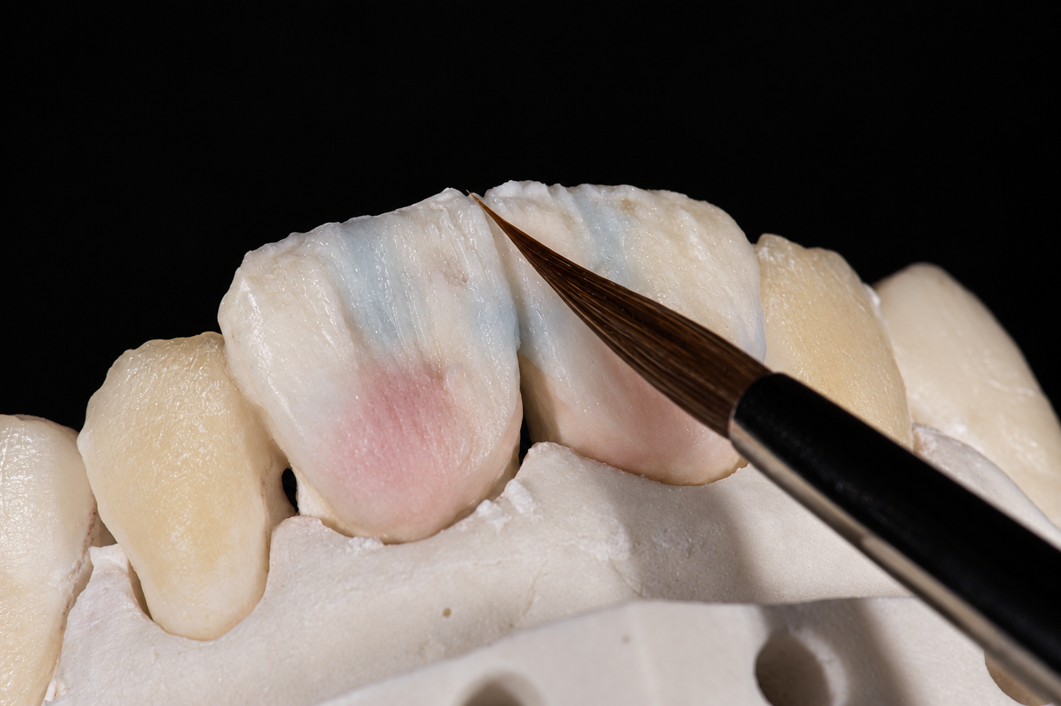 Stratificazione manuale della ceramica con pennello di precisione